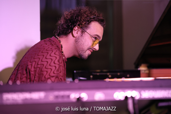 The Apple Thief (10 Fira B! Teatre Principal de Palma. 2025-11-06) Por José Luis Luna Rocafort [INSTANTZZ AKA Galería fotográfica AKA Fotoblog de jazz, impro… y algo más] - Tomajazz - The Apple Thief actuó en 10 Fira B! en el Teatre Principal de Palma, el 6 de noviembre de 2025. José Luis Luna Rocafort lo retrata en INSTANTZZ. Actuaron Josep Pou, Ferran Rico, Arthur Ponsà