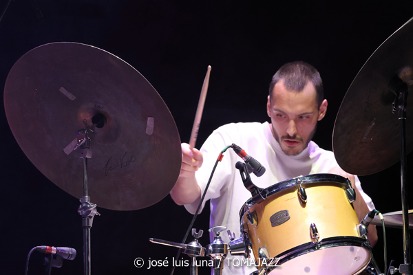 Clélya Abraham Quartet (10 Fira B! Teatre Principal de Palma. 2025-11-06) Por José Luis Luna Rocafort [INSTANTZZ AKA Galería fotográfica AKA Fotoblog de jazz, impro… y algo más] - Tomajazz - Clélya Abraham Quartet actuó en el 10 Fira B! en el Teatre Principal de Palma, el 6 de noviembre de 2025. José Luis Luna Rocafort lo retrata en INSTANTZZ. Actuaron Clélya Abraham, Kévin Lazakis, Samuel F'Hima, Julien Roger