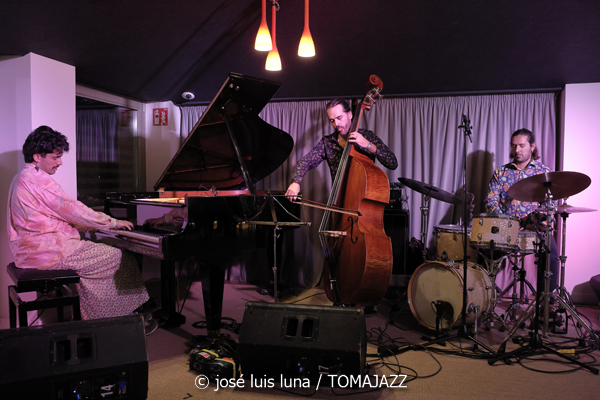 Endless Trío (10 Fira B! Hotel Saratoga. Palma. 2025-11-06)  Por José Luis Luna Rocafort [INSTANTZZ AKA Galería fotográfica AKA Fotoblog de jazz, impro… y algo más] - Tomajazz - Endless Trío actuó en el 10 Fira B! en Hotel Saratoga de Palma, el 6 de noviembre de 2025. José Luis Luna Rocafort lo retrata en INSTANTZZ. Actuaron Pablo Costas, Carlos Ródenas, Alessandro Campobasso
