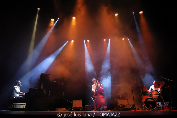 Ovella Negra (10 Fira B! Teatre Principal de Palma. 2025-11-06) Por José Luis Luna Rocafort [INSTANTZZ AKA Galería fotográfica AKA Fotoblog de jazz, impro… y algo más] - Tomajazz - Ovella Negra participó en el 10 Fira B! en el Teatre Principal de Palma el 6 de noviembre de 2025. José Luis Luna Rocafort retrata su actuación en INSTANTZZ. Intervinieron Joan Frontera, Pablo Di Salvo, Teo Salvà, Blanca Ribas, Carme Roig, Catalina Barceló, Gabriel Hernández, Joana Maria Seguí, Viçenc Marí