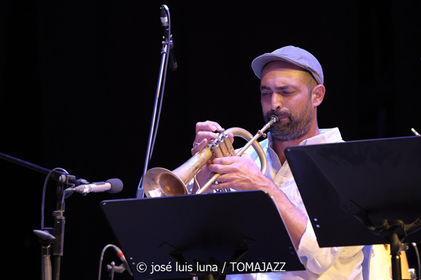 Biel Ballester Photonic Quintet (10 Fira B! Teatre Xesc Forteza, Palma. 2025-11-06) Por José Luis Luna Rocafort [INSTANTZZ AKA Galería fotográfica AKA Fotoblog de jazz, impro… y algo más] - Tomajazz - Biel Ballester Photonic Quintet actuó en 10 Fira B! 2025, el 6 de noviembre de 2025. José Luis Luna Rocafort lo retrata en INSTANTZZ. Actuaron Biel Ballester, Víctor Paradís, Joan Garcias, Pep Garau, Tomeu Garcías
