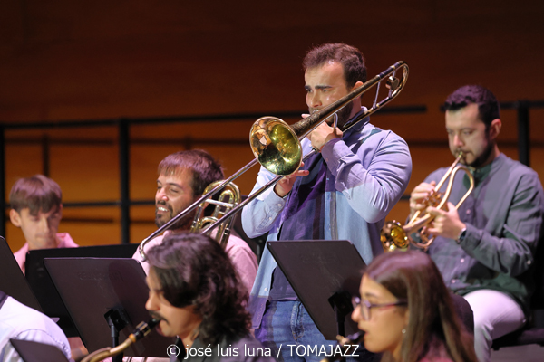 Big Band del Conservatori Superior de Música de les Illes Balears (Auditori del Conservatori Superior de Música de les Illes Balears. Palma. 2025-11-14) Por José Luis Luna Rocafort [INSTANTZZ AKA Galería fotográfica AKA Fotoblog de jazz, impro… y algo más] - Tomajazz - La Big Band del Conservatori Superior de Música de les Illes Balears actuó en el Auditori del Conservatori Superior de Música de les Illes Balears de Palma el 14 de noviembre de 2025. José Luis Luna Rocafort lo retrata en INSTANTZZ. Dirigió la Big Band Lluc Casares
