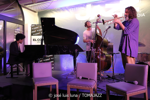 Triplanetas - Enrique Oliver Trío (48 Festival de Jazz de Vitoria. 2025-07-15) Por José Luis Luna Rocafort [INSTANTZZ AKA Galería fotográfica AKA Fotoblog de jazz, impro… y algo más] - Tomajazz - Triplanetas - Enrique Oliver Trío participaron en el 48 Festival de Jazz de Vitoria 2025, en el programa Club de Jazz. José Luis Luna Rocafort retrata la actuación en INSTANTZZ. Triplanetas son Daahoud Salim, Julián Sánchez:, Bori Albero. Enrique Oliver Trío son Enrique Oliver, Bori Albero, Andreu Pitarch