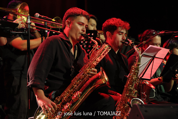 Mòpia (10 Fira B! Es Gremi. Palma. 2025-11-07) Por José Luis Luna Rocafort [INSTANTZZ AKA Galería fotográfica AKA Fotoblog de jazz, impro… y algo más] - Tomajazz - Mòpia actuó en 10 Fira B! en Es Gremi de Palma el 7 de noviembre de 2025. José Luis Luna Rocafort retrata en INSTANTZZ a la formación dirigida por Josep Oliver. Actuaron Jaume Rosselló, Pere Miquel Molina, Miki Ramon, Javier Nieto, Lleonard Martínez, Jaume Blàzquez, Samuel Martínez, Dialen Niang Ka, Sergio Vicente, Diego Riudavets, Sergi Sellés, Josep Sina, Toni Beltrán
