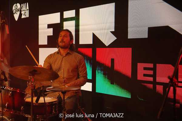 Pasquale Calò (10 Fira B! Es Gremi. Palma. 2025-11-07) Por José Luis Luna Rocafort [INSTANTZZ AKA Galería fotográfica AKA Fotoblog de jazz, impro… y algo más] - Tomajazz - Pasquale Calò actuó en 10 Fira B! en Es Gremi, Palma, el 7 de noviembre de 2025. José Luis Luna Rocafort lo retrata en INSTANTZZ. Actuaron Pasquale Calò, Aldo Di Caterino, Carlos Ródenas, Alessadro Campobasso