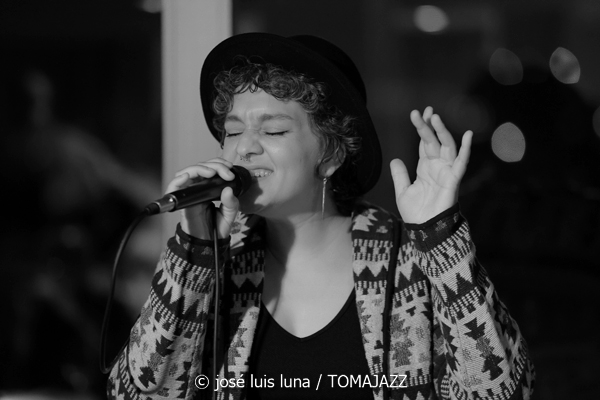 Tinons March (Reapertura Blue Jazz Club. Hotel Saratoga. Palma. 2025-10-30) Por José Luis Luna Rocafort [INSTANTZZ AKA Galería fotográfica AKA Fotoblog de jazz, impro… y algo más] - Tomajazz - Tinons March actuó en la reapertura del Blue Jazz Club del Hotel Saratoga (Palma), el 30 de octubre de 2025. José Luis Luna Rocafort retrata el concierto en INSTANTZZ. Actuaron Tinons March, Jaume Riera, Teo Salvà