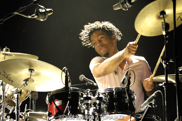 Ana Carla Maza (Trui Teatre. Palma. 2025-10-17) Por José Luis Luna Rocafort [INSTANTZZ AKA Galería fotográfica AKA Fotoblog de jazz, impro… y algo más] - Tomajazz - Ana Carla Maza actuó en Trui Teatre de Palma el 17 de octubre de 2025. José Luis Luna Rocafort retrata el concierto en INSTANTZZ. Actuaron Ana Carla Maza, Mily Pérez, Jai Kalo Sánchez