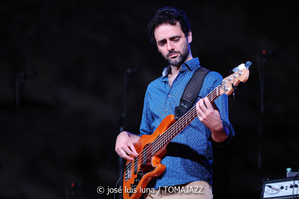 Claudia Bardagí (37 Eivissa Jazz 2025. Parc Reina Sofía. Eivissa. 2025-09-03) Por José Luis Luna Rocafort [INSTANTZZ AKA Galería fotográfica AKA Fotoblog de jazz, impro… y algo más] - Tomajazz - Claudia Bardagí actuó en el 37 Eivissa Jazz 2025, el 3 de septiembre. José Luis Luna Rocafort lo retrata en INSTANTZZ. Actuaron Claudia Bardagí, Joan Carles Marí, Cece Giannotti, Publio Delgado, Martin Laportilla