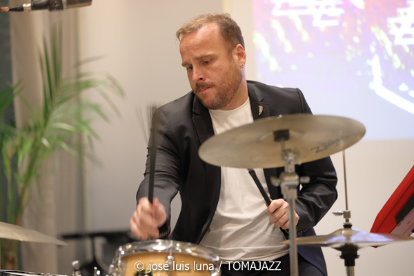 Geometrical Sardine (CaixaForum. Palma. 2025-10-24) Por José Luis Luna Rocafort [INSTANTZZ AKA Galería fotográfica AKA Fotoblog de jazz, impro… y algo más] - Tomajazz - Geometrical Sardine actuó en CaixaForum Palma, el 24 de octubre de 2025. José Luis Luna Rocafort lo retrata en INSTANTZZ. Intervinieron Jaume Rosselló, Joan Roca, Pep Aspas, Toni Cobos