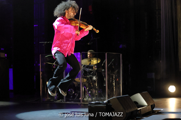 Ara Malikian (Alcúdia Jazz Festival. 2025-09-12) Por José Luis Luna Rocafort [INSTANTZZ AKA Galería fotográfica AKA Fotoblog de jazz, impro… y algo más] - Tomajazz - Ara Malikian actuó en Alcúdia Jazz Festival 2025. José Luis Luna Rocafort lo retrata en INSTANTZZ. Actuaron Ara Malikian, Iván "Melón" Lewis, Dayan Abad García, Iván Ruiz Machado, Georvis Pico Millán