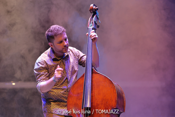 Pere Bujosa Trío (10 Fira B! Teatre Principal de Palma. 2025-11-06) Por José Luis Luna Rocafort [INSTANTZZ AKA Galería fotográfica AKA Fotoblog de jazz, impro… y algo más] - Tomajazz - Pere Bujosa Trío actuó en el 10 Fira B! en el Teatre Principal de Palma el 6 de noviembre de 2025. José Luis Luna Rocafort lo retrata en INSTANTZZ. Actuaron Pere Bujosa, Diego Hervalejo, Lluís Naval
