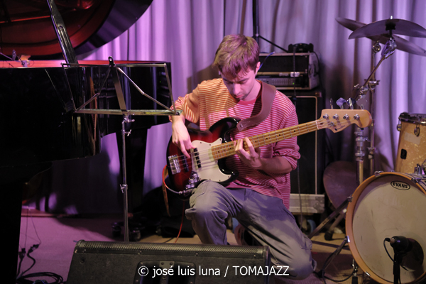 The Apple Thief (10 Fira B! Teatre Principal de Palma. 2025-11-06) Por José Luis Luna Rocafort [INSTANTZZ AKA Galería fotográfica AKA Fotoblog de jazz, impro… y algo más] - Tomajazz - The Apple Thief actuó en 10 Fira B! en el Teatre Principal de Palma, el 6 de noviembre de 2025. José Luis Luna Rocafort lo retrata en INSTANTZZ. Actuaron Josep Pou, Ferran Rico, Arthur Ponsà