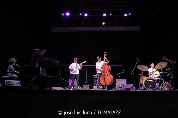 Clélya Abraham Quartet (10 Fira B! Teatre Principal de Palma. 2025-11-06) Por José Luis Luna Rocafort [INSTANTZZ AKA Galería fotográfica AKA Fotoblog de jazz, impro… y algo más] - Tomajazz - Clélya Abraham Quartet actuó en el 10 Fira B! en el Teatre Principal de Palma, el 6 de noviembre de 2025. José Luis Luna Rocafort lo retrata en INSTANTZZ. Actuaron Clélya Abraham, Kévin Lazakis, Samuel F'Hima, Julien Roger