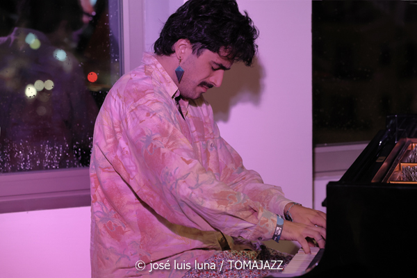 Endless Trío (10 Fira B! Hotel Saratoga. Palma. 2025-11-06) Por José Luis Luna Rocafort [INSTANTZZ AKA Galería fotográfica AKA Fotoblog de jazz, impro… y algo más] - Tomajazz - Endless Trío actuó en el 10 Fira B! en Hotel Saratoga de Palma, el 6 de noviembre de 2025. José Luis Luna Rocafort lo retrata en INSTANTZZ. Actuaron Pablo Costas, Carlos Ródenas, Alessandro Campobasso