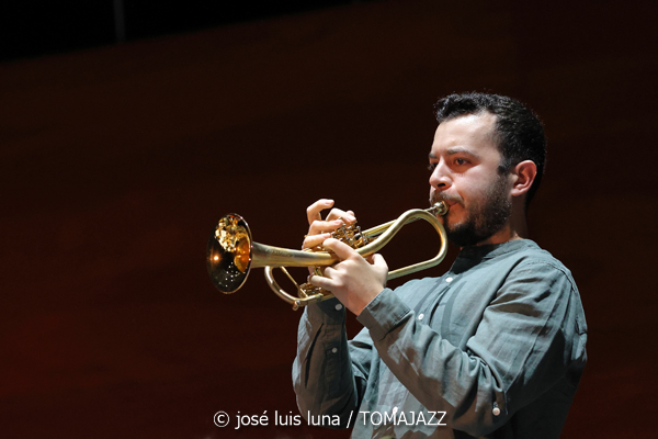 Big Band del Conservatori Superior de Música de les Illes Balears (Auditori del Conservatori Superior de Música de les Illes Balears. Palma. 2025-11-14) Por José Luis Luna Rocafort [INSTANTZZ AKA Galería fotográfica AKA Fotoblog de jazz, impro… y algo más] - Tomajazz - La Big Band del Conservatori Superior de Música de les Illes Balears actuó en el Auditori del Conservatori Superior de Música de les Illes Balears de Palma el 14 de noviembre de 2025. José Luis Luna Rocafort lo retrata en INSTANTZZ. Dirigió la Big Band Lluc Casares