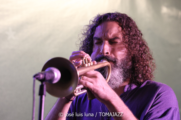 Triplanetas - Enrique Oliver Trío (48 Festival de Jazz de Vitoria. 2025-07-15) Por José Luis Luna Rocafort [INSTANTZZ AKA Galería fotográfica AKA Fotoblog de jazz, impro… y algo más] - Tomajazz - Triplanetas - Enrique Oliver Trío participaron en el 48 Festival de Jazz de Vitoria 2025, en el programa Club de Jazz. José Luis Luna Rocafort retrata la actuación en INSTANTZZ. Triplanetas son Daahoud Salim, Julián Sánchez:, Bori Albero. Enrique Oliver Trío son Enrique Oliver, Bori Albero, Andreu Pitarch