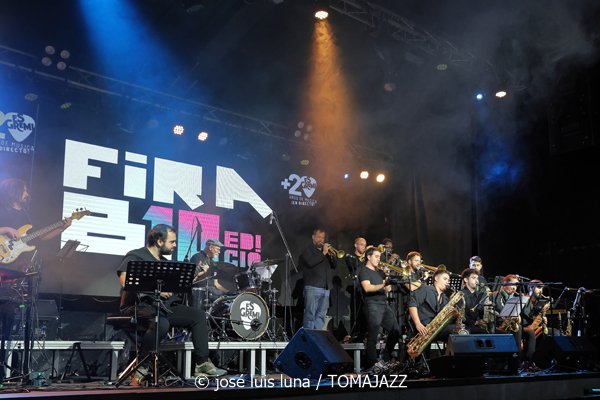 Mòpia (10 Fira B! Es Gremi. Palma. 2025-11-07) Por José Luis Luna Rocafort [INSTANTZZ AKA Galería fotográfica AKA Fotoblog de jazz, impro… y algo más] - Tomajazz - Mòpia actuó en 10 Fira B! en Es Gremi de Palma el 7 de noviembre de 2025. José Luis Luna Rocafort retrata en INSTANTZZ a la formación dirigida por Josep Oliver. Actuaron Jaume Rosselló, Pere Miquel Molina, Miki Ramon, Javier Nieto, Lleonard Martínez, Jaume Blàzquez, Samuel Martínez, Dialen Niang Ka, Sergio Vicente, Diego Riudavets, Sergi Sellés, Josep Sina, Toni Beltrán