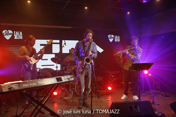 Pasquale Calò (10 Fira B! Es Gremi. Palma. 2025-11-07) Por José Luis Luna Rocafort [INSTANTZZ AKA Galería fotográfica AKA Fotoblog de jazz, impro… y algo más] - Tomajazz - Pasquale Calò actuó en 10 Fira B! en Es Gremi, Palma, el 7 de noviembre de 2025. José Luis Luna Rocafort lo retrata en INSTANTZZ. Actuaron Pasquale Calò, Aldo Di Caterino, Carlos Ródenas, Alessadro Campobasso