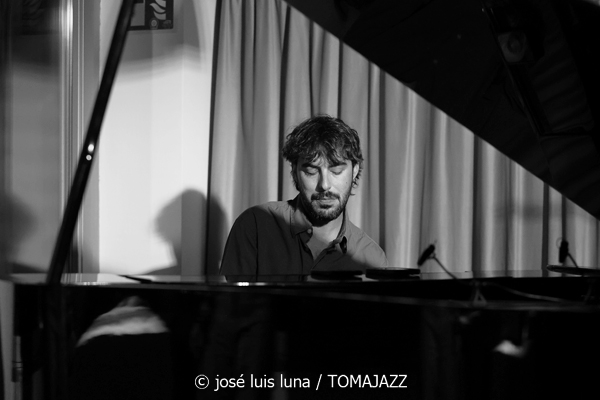 Tinons March (Reapertura Blue Jazz Club. Hotel Saratoga. Palma. 2025-10-30) Por José Luis Luna Rocafort [INSTANTZZ AKA Galería fotográfica AKA Fotoblog de jazz, impro… y algo más] - Tomajazz - Tinons March actuó en la reapertura del Blue Jazz Club del Hotel Saratoga (Palma), el 30 de octubre de 2025. José Luis Luna Rocafort retrata el concierto en INSTANTZZ. Actuaron Tinons March, Jaume Riera, Teo Salvà