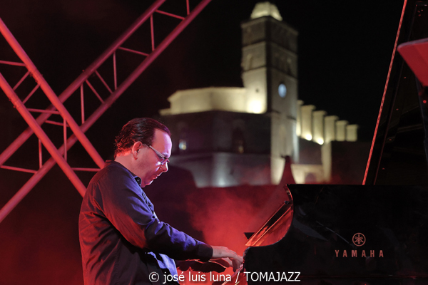 Escalandrum (37 Eivissa Jazz 2025. Baluard de Santa Llúcia. Eivissa. 2025-09-06) Por José Luis Luna Rocafort [INSTANTZZ AKA Galería fotográfica AKA Fotoblog de jazz, impro… y algo más] - Tomajazz - Escalandrum actuó en el 37 Eivissa Jazz el 6 de septiembre de 2025. José Luis Luna Rocafort lo retrata en INSTANTZZ. Escalandrum son Daniel Piazolla, Nicolás Guerschberg, Damián Fogiel, Gustavo Musso, Martín Pantyrer, Mariano Sivori