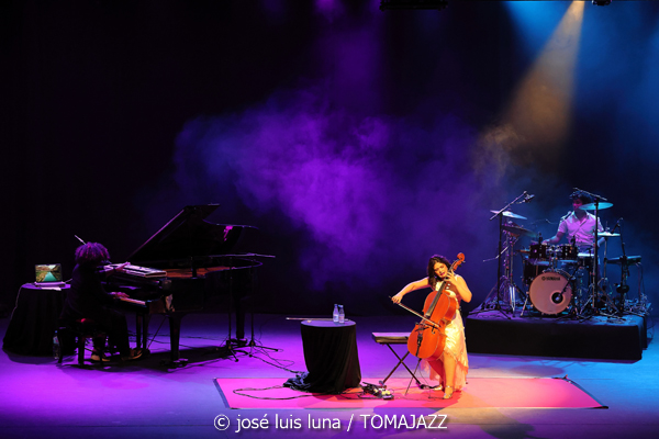 Ana Carla Maza (Trui Teatre. Palma. 2025-10-17) Por José Luis Luna Rocafort [INSTANTZZ AKA Galería fotográfica AKA Fotoblog de jazz, impro… y algo más] - Tomajazz - Ana Carla Maza actuó en Trui Teatre de Palma el 17 de octubre de 2025. José Luis Luna Rocafort retrata el concierto en INSTANTZZ. Actuaron Ana Carla Maza, Mily Pérez, Jai Kalo Sánchez