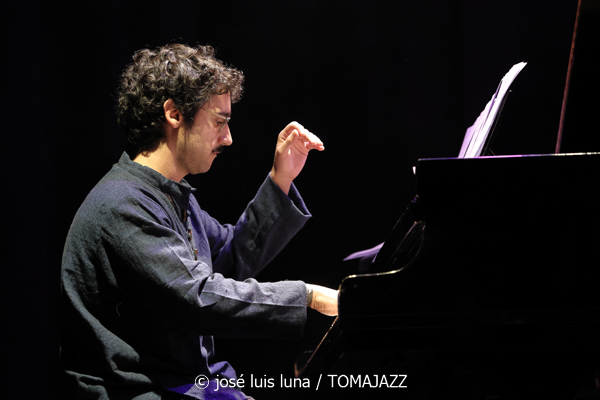 Pere Bujosa Trío (10 Fira B! Teatre Principal de Palma. 2025-11-06) Por José Luis Luna Rocafort [INSTANTZZ AKA Galería fotográfica AKA Fotoblog de jazz, impro… y algo más] - Tomajazz - Pere Bujosa Trío actuó en el 10 Fira B! en el Teatre Principal de Palma el 6 de noviembre de 2025. José Luis Luna Rocafort lo retrata en INSTANTZZ. Actuaron Pere Bujosa, Diego Hervalejo, Lluís Naval
