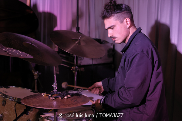 The Apple Thief (10 Fira B! Teatre Principal de Palma. 2025-11-06) Por José Luis Luna Rocafort [INSTANTZZ AKA Galería fotográfica AKA Fotoblog de jazz, impro… y algo más] - Tomajazz - The Apple Thief actuó en 10 Fira B! en el Teatre Principal de Palma, el 6 de noviembre de 2025. José Luis Luna Rocafort lo retrata en INSTANTZZ. Actuaron Josep Pou, Ferran Rico, Arthur Ponsà