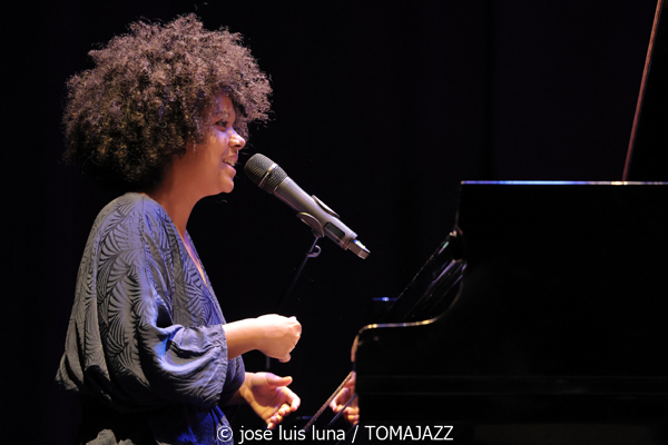 Clélya Abraham Quartet (10 Fira B! Teatre Principal de Palma. 2025-11-06) Por José Luis Luna Rocafort [INSTANTZZ AKA Galería fotográfica AKA Fotoblog de jazz, impro… y algo más] - Tomajazz - Clélya Abraham Quartet actuó en el 10 Fira B! en el Teatre Principal de Palma, el 6 de noviembre de 2025. José Luis Luna Rocafort lo retrata en INSTANTZZ. Actuaron Clélya Abraham, Kévin Lazakis, Samuel F'Hima, Julien Roger
