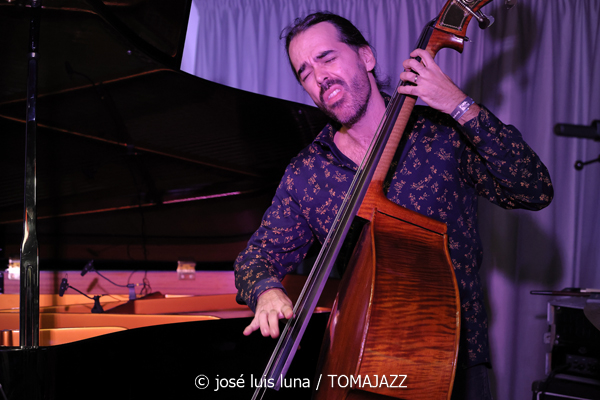 Endless Trío (10 Fira B! Hotel Saratoga. Palma. 2025-11-06) Por José Luis Luna Rocafort [INSTANTZZ AKA Galería fotográfica AKA Fotoblog de jazz, impro… y algo más] - Tomajazz - Endless Trío actuó en el 10 Fira B! en Hotel Saratoga de Palma, el 6 de noviembre de 2025. José Luis Luna Rocafort lo retrata en INSTANTZZ. Actuaron Pablo Costas, Carlos Ródenas, Alessandro Campobasso