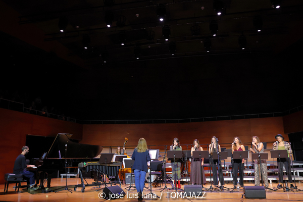 Ensemble Vocal Jazz (Auditori del Conservatori Superior de Música de les Illes Balears. Palma. 2025-11-14) Por José Luis Luna Rocafort [INSTANTZZ AKA Galería fotográfica AKA Fotoblog de jazz, impro… y algo más] - Tomajazz - Ensemble Vocal Jazz actuó en el Auditori del Conservatori Superior de Música de les Illes Balears de Palma el 14 de noviembre de 2025. José Luis Luna Rocafort lo retrata en INSTANTZZ