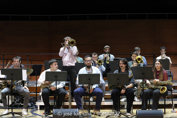 Big Band del Conservatori Superior de Música de les Illes Balears (Auditori del Conservatori Superior de Música de les Illes Balears. Palma. 2025-11-14) Por José Luis Luna Rocafort [INSTANTZZ AKA Galería fotográfica AKA Fotoblog de jazz, impro… y algo más] - Tomajazz - La Big Band del Conservatori Superior de Música de les Illes Balears actuó en el Auditori del Conservatori Superior de Música de les Illes Balears de Palma el 14 de noviembre de 2025. José Luis Luna Rocafort lo retrata en INSTANTZZ. Dirigió la Big Band Lluc Casares