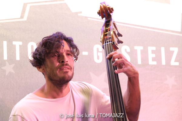 Triplanetas - Enrique Oliver Trío (48 Festival de Jazz de Vitoria. 2025-07-15) Por José Luis Luna Rocafort [INSTANTZZ AKA Galería fotográfica AKA Fotoblog de jazz, impro… y algo más] - Tomajazz - Triplanetas - Enrique Oliver Trío participaron en el 48 Festival de Jazz de Vitoria 2025, en el programa Club de Jazz. José Luis Luna Rocafort retrata la actuación en INSTANTZZ. Triplanetas son Daahoud Salim, Julián Sánchez:, Bori Albero. Enrique Oliver Trío son Enrique Oliver, Bori Albero, Andreu Pitarch