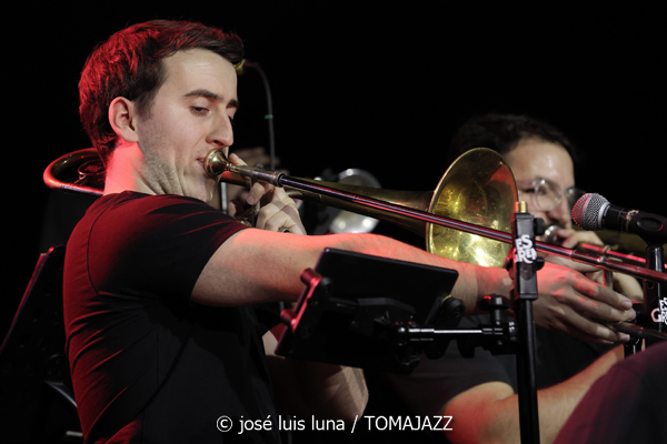 Mòpia (10 Fira B! Es Gremi. Palma. 2025-11-07) Por José Luis Luna Rocafort [INSTANTZZ AKA Galería fotográfica AKA Fotoblog de jazz, impro… y algo más] - Tomajazz - Mòpia actuó en 10 Fira B! en Es Gremi de Palma el 7 de noviembre de 2025. José Luis Luna Rocafort retrata en INSTANTZZ a la formación dirigida por Josep Oliver. Actuaron Jaume Rosselló, Pere Miquel Molina, Miki Ramon, Javier Nieto, Lleonard Martínez, Jaume Blàzquez, Samuel Martínez, Dialen Niang Ka, Sergio Vicente, Diego Riudavets, Sergi Sellés, Josep Sina, Toni Beltrán