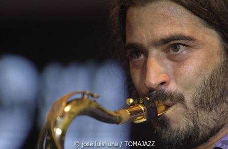 Pasquale Calò (10 Fira B! Es Gremi. Palma. 2025-11-07) Por José Luis Luna Rocafort [INSTANTZZ AKA Galería fotográfica AKA Fotoblog de jazz, impro… y algo más] - Tomajazz - Pasquale Calò actuó en 10 Fira B! en Es Gremi, Palma, el 7 de noviembre de 2025. José Luis Luna Rocafort lo retrata en INSTANTZZ. Actuaron Pasquale Calò, Aldo Di Caterino, Carlos Ródenas, Alessadro Campobasso