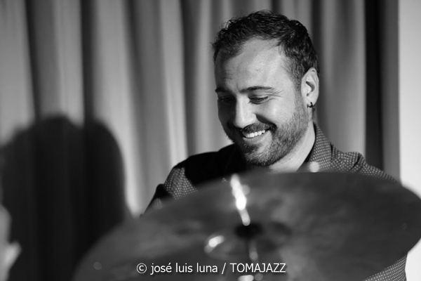Tinons March (Reapertura Blue Jazz Club. Hotel Saratoga. Palma. 2025-10-30) Por José Luis Luna Rocafort [INSTANTZZ AKA Galería fotográfica AKA Fotoblog de jazz, impro… y algo más] - Tomajazz - Tinons March actuó en la reapertura del Blue Jazz Club del Hotel Saratoga (Palma), el 30 de octubre de 2025. José Luis Luna Rocafort retrata el concierto en INSTANTZZ. Actuaron Tinons March, Jaume Riera, Teo Salvà