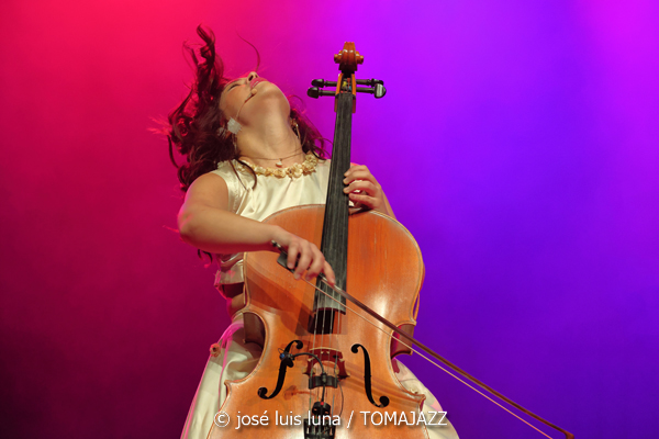 Ana Carla Maza (Trui Teatre. Palma. 2025-10-17) Por José Luis Luna Rocafort [INSTANTZZ AKA Galería fotográfica AKA Fotoblog de jazz, impro… y algo más] - Tomajazz - Ana Carla Maza actuó en Trui Teatre de Palma el 17 de octubre de 2025. José Luis Luna Rocafort retrata el concierto en INSTANTZZ. Actuaron Ana Carla Maza, Mily Pérez, Jai Kalo Sánchez