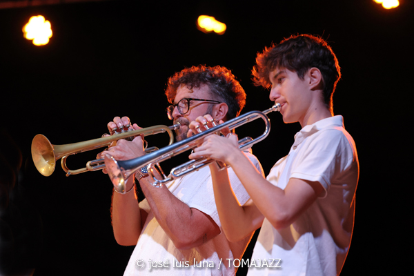 Big Band Ciutat d'Eivissa (37 Eivissa Jazz 2025. Parc Reina Sofía. Eivissa. 2025-09-03) Por José Luis Luna Rocafort [INSTANTZZ AKA Galería fotográfica AKA Fotoblog de jazz, impro… y algo más] - Tomajazz - Big Band Ciutat d'Eivissa actuó en el 37 Eivissa Jazz 2025. José Luis Luna Rocafort lo retrata en INSTANTZZ