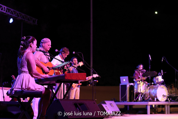 Claudia Bardagí (37 Eivissa Jazz 2025. Parc Reina Sofía. Eivissa. 2025-09-03) Por José Luis Luna Rocafort [INSTANTZZ AKA Galería fotográfica AKA Fotoblog de jazz, impro… y algo más] - Tomajazz - Claudia Bardagí actuó en el 37 Eivissa Jazz 2025, el 3 de septiembre. José Luis Luna Rocafort lo retrata en INSTANTZZ. Actuaron Claudia Bardagí, Joan Carles Marí, Cece Giannotti, Publio Delgado, Martin Laportilla