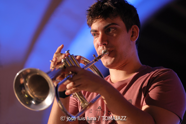 Sa Pobla Jazz Collective (31 Mallorca Jazz Sa Pobla 2025. Sa Pobla. Mallorca. 2025-08-11) Por José Luis Luna Rocafort [INSTANTZZ AKA Galería fotográfica AKA Fotoblog de jazz, impro… y algo más] - Tomajazz - Sa Pobla Jazz Collective actuó en el 31 Mallorca Jazz Sa Pobla 2025 el 11 de agosto de 2025. José Luis Luna Rocafort retrata el concierto en INSTANTZZ