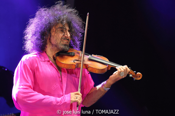 Ara Malikian (Alcúdia Jazz Festival. 2025-09-12) Por José Luis Luna Rocafort [INSTANTZZ AKA Galería fotográfica AKA Fotoblog de jazz, impro… y algo más] - Tomajazz - Ara Malikian actuó en Alcúdia Jazz Festival 2025. José Luis Luna Rocafort lo retrata en INSTANTZZ. Actuaron Ara Malikian, Iván "Melón" Lewis, Dayan Abad García, Iván Ruiz Machado, Georvis Pico Millán