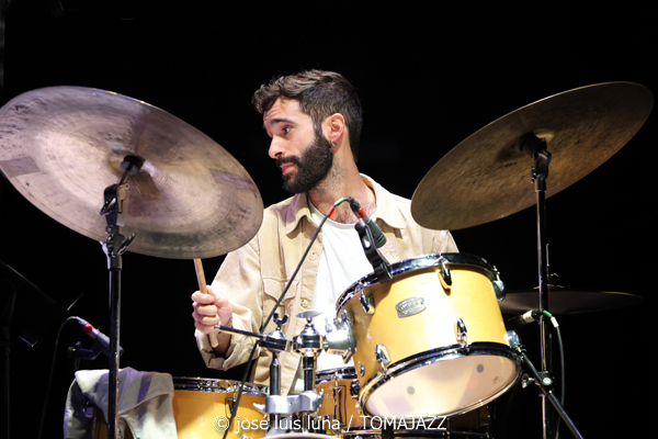 Pere Bujosa Trío (10 Fira B! Teatre Principal de Palma. 2025-11-06) Por José Luis Luna Rocafort [INSTANTZZ AKA Galería fotográfica AKA Fotoblog de jazz, impro… y algo más] - Tomajazz - Pere Bujosa Trío actuó en el 10 Fira B! en el Teatre Principal de Palma el 6 de noviembre de 2025. José Luis Luna Rocafort lo retrata en INSTANTZZ. Actuaron Pere Bujosa, Diego Hervalejo, Lluís Naval