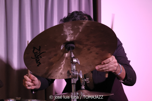 K 12 (10 Fira B! Hotel Saratoga. Palma. 2025-11-06) Por José Luis Luna Rocafort [INSTANTZZ AKA Galería fotográfica AKA Fotoblog de jazz, impro… y algo más] - Tomajazz - K 12 actuó en 10 Fira B! en el Hotel Saratoga de Palma, el 6 de noviembre de 2025. José Luis Luna Rocafort los retrata en INSTANTZZ. Actuaron Gori Matas, Marko Lohikari, Teo Salvà