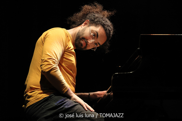 Carmen Vela Quartet (10 Fira B! Teatre Principal de Palma. 2025-11-06) Por José Luis Luna Rocafort [INSTANTZZ AKA Galería fotográfica AKA Fotoblog de jazz, impro… y algo más] - Tomajazz - Carmen Vela Quartet actuó en 10 Fira B! en el Teatre Principal de Palma el 6 de noviembre de 2025. José Luis Luna Rocafort lo retrata en INSTANTZZ. Actuaron Carmen Vela,