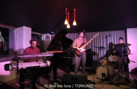 The Apple Thief (10 Fira B! Teatre Principal de Palma. 2025-11-06)  Por José Luis Luna Rocafort [INSTANTZZ AKA Galería fotográfica AKA Fotoblog de jazz, impro… y algo más] - Tomajazz - The Apple Thief actuó en 10 Fira B! en el Teatre Principal de Palma, el 6 de noviembre de 2025. José Luis Luna Rocafort lo retrata en INSTANTZZ. Actuaron Josep Pou, Ferran Rico, Arthur Ponsà