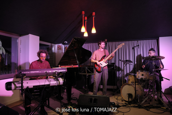 The Apple Thief (10 Fira B! Teatre Principal de Palma. 2025-11-06)  Por José Luis Luna Rocafort [INSTANTZZ AKA Galería fotográfica AKA Fotoblog de jazz, impro… y algo más] - Tomajazz - The Apple Thief actuó en 10 Fira B! en el Teatre Principal de Palma, el 6 de noviembre de 2025. José Luis Luna Rocafort lo retrata en INSTANTZZ. Actuaron Josep Pou, Ferran Rico, Arthur Ponsà