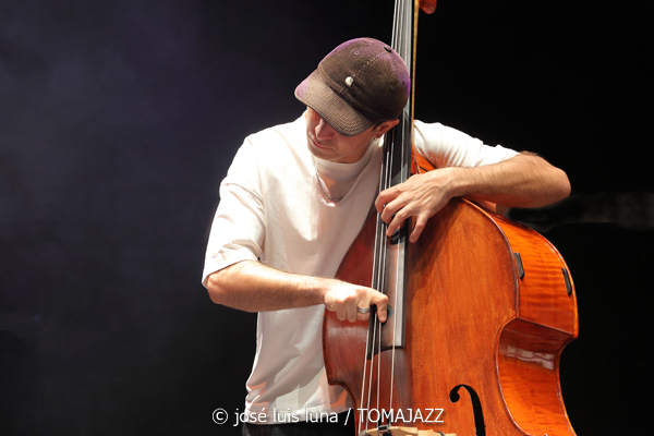 Clélya Abraham Quartet (10 Fira B! Teatre Principal de Palma. 2025-11-06) Por José Luis Luna Rocafort [INSTANTZZ AKA Galería fotográfica AKA Fotoblog de jazz, impro… y algo más] - Tomajazz - Clélya Abraham Quartet actuó en el 10 Fira B! en el Teatre Principal de Palma, el 6 de noviembre de 2025. José Luis Luna Rocafort lo retrata en INSTANTZZ. Actuaron Clélya Abraham, Kévin Lazakis, Samuel F'Hima, Julien Roger