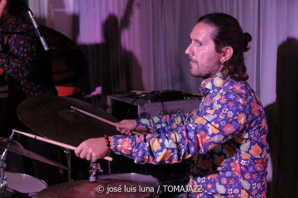 Endless Trío (10 Fira B! Hotel Saratoga. Palma. 2025-11-06) Por José Luis Luna Rocafort [INSTANTZZ AKA Galería fotográfica AKA Fotoblog de jazz, impro… y algo más] - Tomajazz - Endless Trío actuó en el 10 Fira B! en Hotel Saratoga de Palma, el 6 de noviembre de 2025. José Luis Luna Rocafort lo retrata en INSTANTZZ. Actuaron Pablo Costas, Carlos Ródenas, Alessandro Campobasso