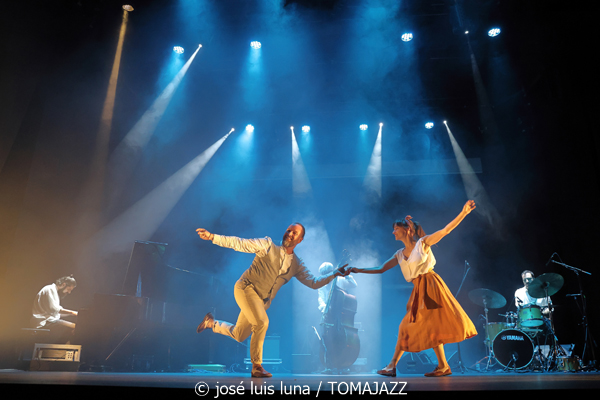 Ovella Negra (10 Fira B! Teatre Principal de Palma. 2025-11-06) Por José Luis Luna Rocafort [INSTANTZZ AKA Galería fotográfica AKA Fotoblog de jazz, impro… y algo más] - Tomajazz - Ovella Negra participó en el 10 Fira B! en el Teatre Principal de Palma el 6 de noviembre de 2025. José Luis Luna Rocafort retrata su actuación en INSTANTZZ. Intervinieron Joan Frontera, Pablo Di Salvo, Teo Salvà, Blanca Ribas, Carme Roig, Catalina Barceló, Gabriel Hernández, Joana Maria Seguí, Viçenc Marí