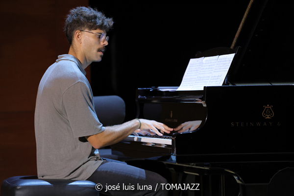Ensemble Vocal Jazz (Auditori del Conservatori Superior de Música de les Illes Balears. Palma. 2025-11-14) Por José Luis Luna Rocafort [INSTANTZZ AKA Galería fotográfica AKA Fotoblog de jazz, impro… y algo más] - Tomajazz - Ensemble Vocal Jazz actuó en el Auditori del Conservatori Superior de Música de les Illes Balears de Palma el 14 de noviembre de 2025. José Luis Luna Rocafort lo retrata en INSTANTZZ