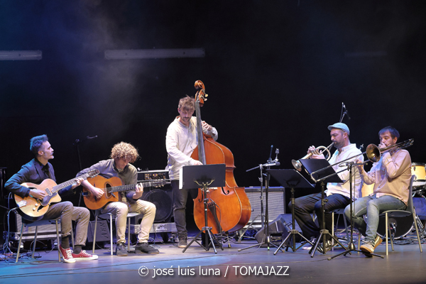 Biel Ballester Photonic Quintet (10 Fira B! Teatre Xesc Forteza, Palma. 2025-11-06) Por José Luis Luna Rocafort [INSTANTZZ AKA Galería fotográfica AKA Fotoblog de jazz, impro… y algo más] - Tomajazz - Biel Ballester Photonic Quintet actuó en 10 Fira B! 2025, el 6 de noviembre de 2025. José Luis Luna Rocafort lo retrata en INSTANTZZ. Actuaron Biel Ballester, Víctor Paradís, Joan Garcias, Pep Garau, Tomeu Garcías